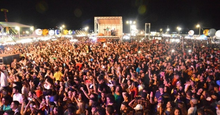 Xandy Avião arrasta multidão na primeira noite da Festa de janeiro em Ouricuri-PE