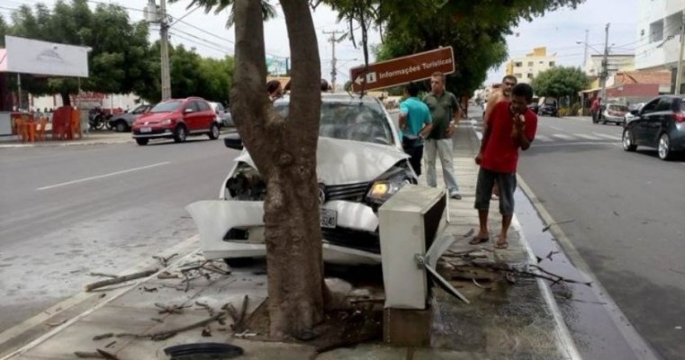 Carro atropela idoso e colide contra árvore na Avenida São Francisco em Petrolina