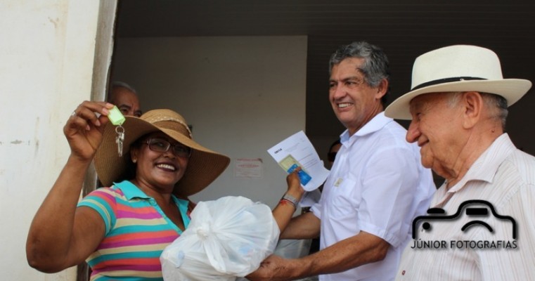 Momento de entrega das chaves de 878 casas do Propgrama Minha casa Minha Vida