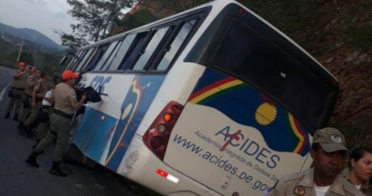 Ônibus que levava policiais do 5º BPM para trabalhar no Carnaval do Recife sofre acidente na Serra das Russas