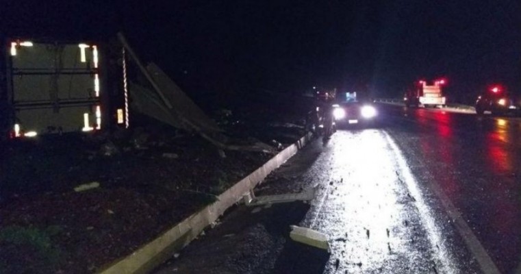 Caminhão tomba e deixa uma pessoa ferida em Salgueiro (PE)