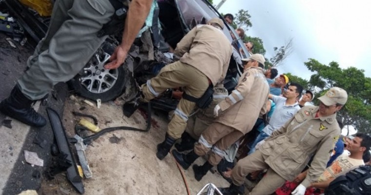 Colisão entre carro de passeio e ônibus escolar deixa uma vítima fatal quatro feridos na BR-424 em Pernambuco