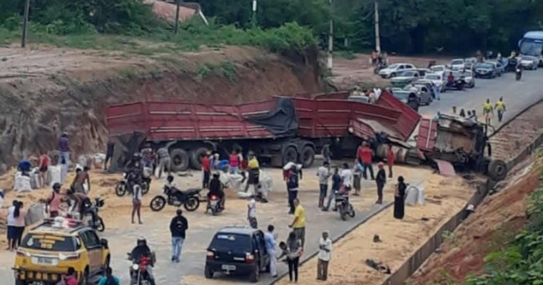 Carreta Bitrem tomba na descida da serra em Crato e despeja carga de milho na estrada