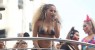 Anitta surge de biquíni de fita isolante após troca de look em bloco de Carnaval