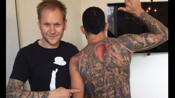 Adivinha quem é o astro argentino que fechou as costas com essa tatuagem?