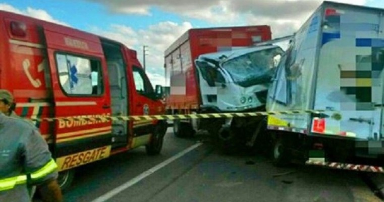 Caminhões colidem na BR 101, com duas vítimas fatais