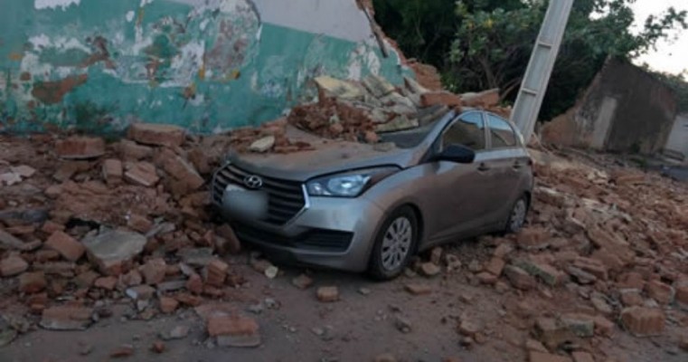 Muro cai sobre carro estacionado em Juazeiro do Norte e proprietária teme perda total