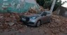 Muro cai sobre carro estacionado em Juazeiro do Norte e proprietária teme perda total