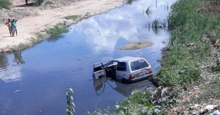 Motorista perde controle da direção e carro vai parar dentro de canal em Juazeiro-BA