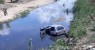 Motorista perde controle da direção e carro vai parar dentro de canal em Juazeiro-BA