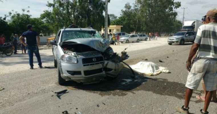 Jovem casal morre após colisão entre carro e moto em Trindade