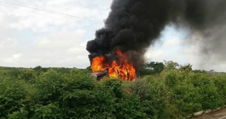 Veículo colide em animal, capota e pega fogo na rodovia PE-320, no Sertão do Pajeú