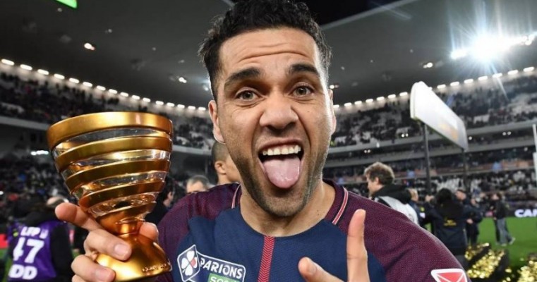 Com 36 títulos, juazeirense Daniel Alves se torna o maior vencedor do futebol