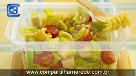Como tirar cheiro de potes plásticos
