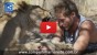 Leoa acha que é um gatinho e abraça homem com todo carinho