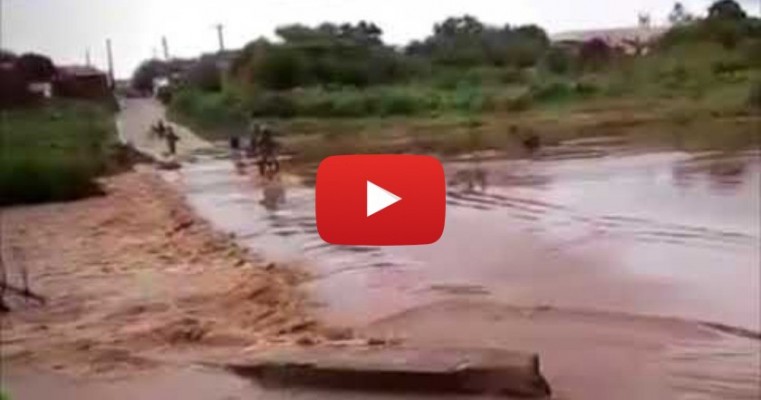 Motociclista cai no Rio Pajeú e vídeo viraliza nas redes sociais em Floresta, no Sertão de Pernambuco