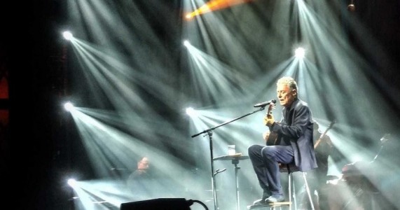 Chico Buarque critica Rede Globo durante show em São Paulo