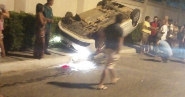 Carro capota em Lauro de Freitas na noite deste domingo