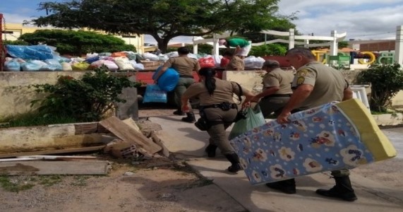 Policiais Militares de Araripina entregam doações a famílias de Bodocó