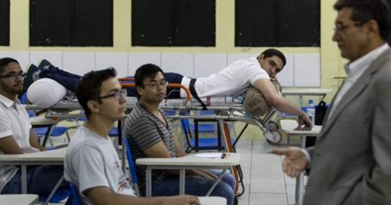 Com ferida e bala alojada, estudante de medicina do PI assiste a aulas de maca