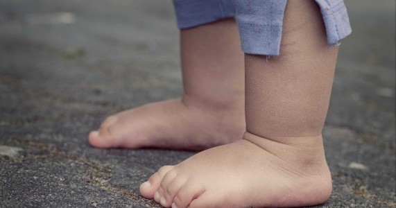 TV cai de estante e mata criança de 3 anos com pancada na cabeça