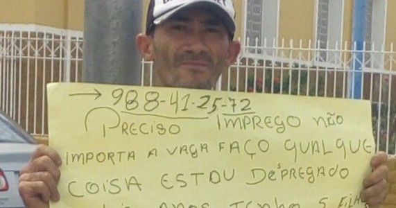 Homem pede emprego de forma diferente e chama atenção da população em Petrolina