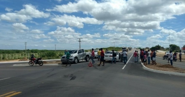 Acidente automobilístico alerta para a necessidade de lombadas no Trevo de Floresta, PE