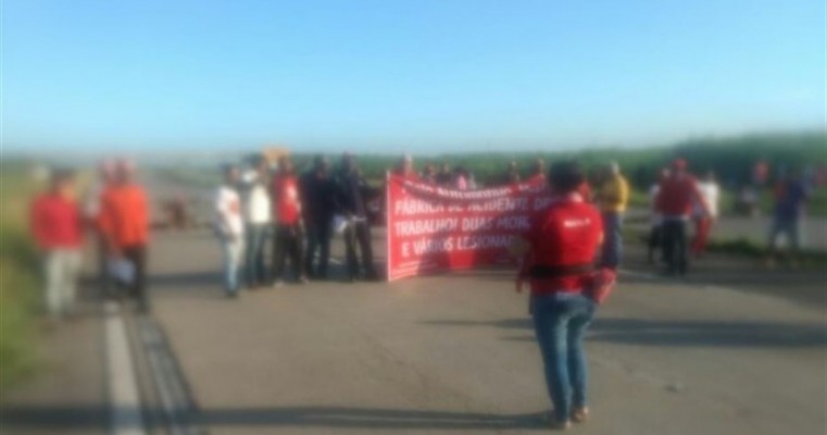 Protesto contra morte de funcionário de montadora fecha trecho da BR-101