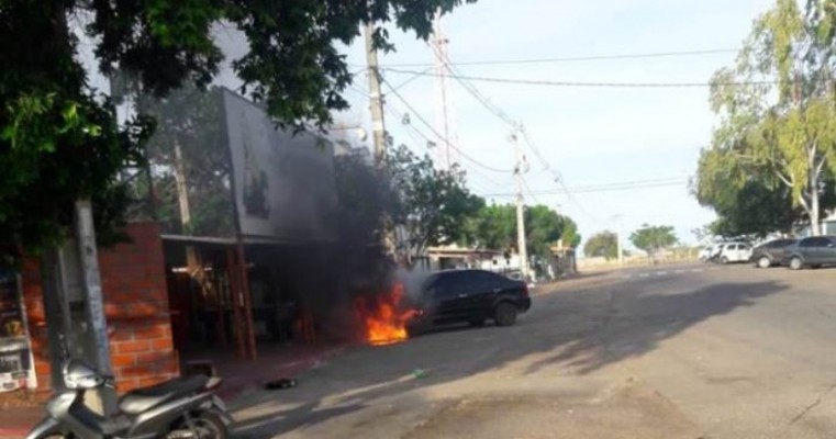 Veículo pega fogo em frente à Facape em Petrolina-PE