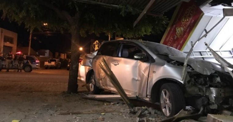 Carro desgovernado invade estabelecimentos comerciais no Avenida Nilo Coelho em Petrolina-PE