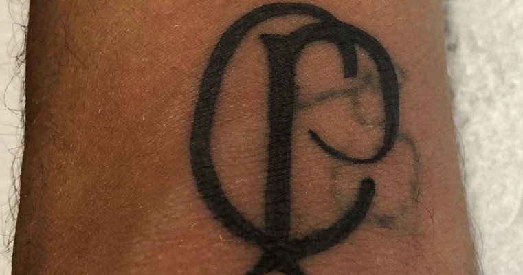 Marcelinho Carioca homenageia Corinthians em tatuagem e vira piada na web