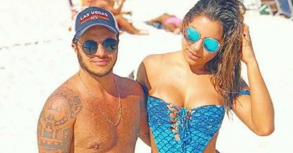 Thammy Miranda e Andressa combinam sunga e biquíni na praia