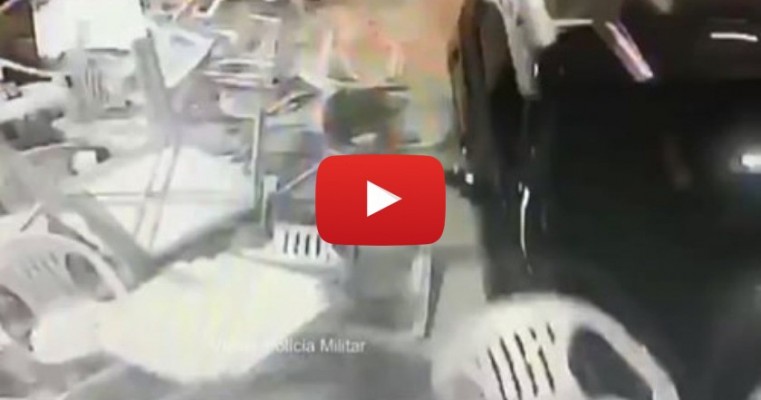 Vídeo mostra carro invadindo lanchonete após demora na entrega do pedido