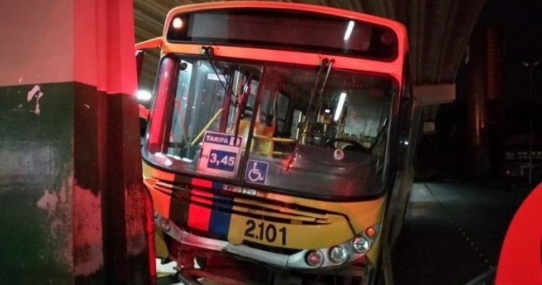 Mulheres são atropeladas por ônibus dentro de terminal no Grande Recife