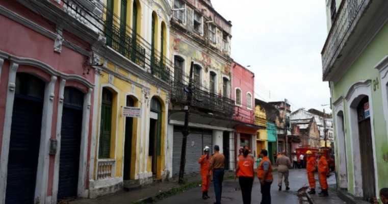 Dois casarões desabam e deixam quatro pessoas feridas no Centro do Recife