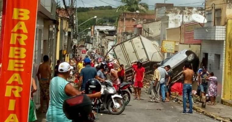 Tragédia em Palmares: caminhão perde freio, mata criança, mãe e deixa três feridos