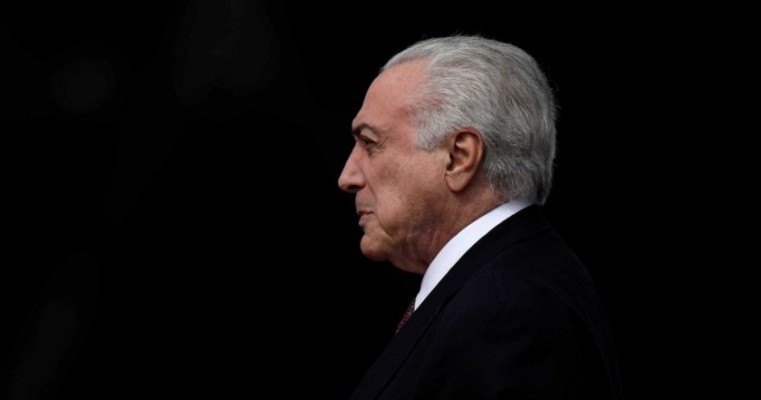 Temer vai a local de desabamento e é hostilizado por moradores