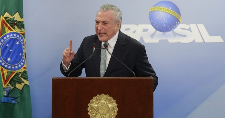 Temer quer baixar preço de combustível e energia elétrica para aumentar popularidade