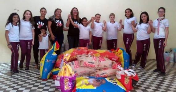 Estudantes arrecadam mais de 500 quilos de rações para abrigos de animais em Icó