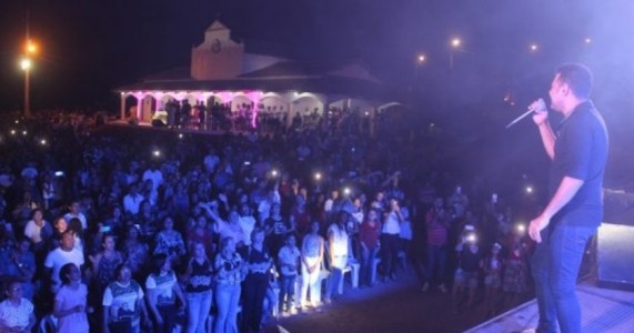 Show do cantor Batista Lima reúne milhares de fiéis na abertura da romaria de Frei Damião em Ouricuri-PE