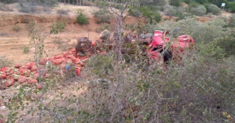 Caminhão carregado com cebola tomba na BA 052 no município de Morro do Chapéu