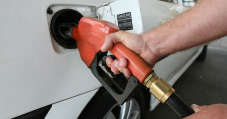 Gasolina nos EUA baixa para 52 centavos o litro, o menor valor em sete anos