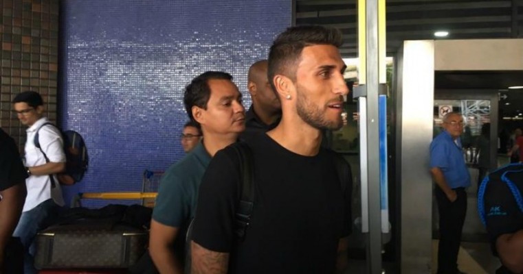 Atacante Rafael Marques desembarca no Recife para assinar com o Sport