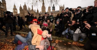 Manifestantes protestam em frente ao Parlamento britânico