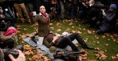 Manifestantes protestam em frente ao Parlamento britânico