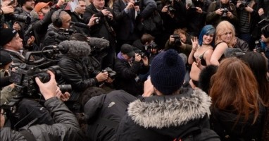 Manifestantes protestam em frente ao Parlamento britânico