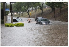 Chuva causa enchentes e deixa carros ilhados na capital paulista