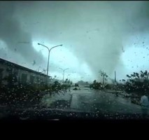 Carro é sugado por tornado e morador flagra tudo em vídeo