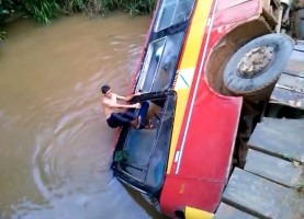 Ônibus escolar com 25 alunos cai em ponte na zona rural de Buritis, RO
