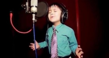 Ele só tem quatro anos, mas a forma como canta este clássico é espectacular!